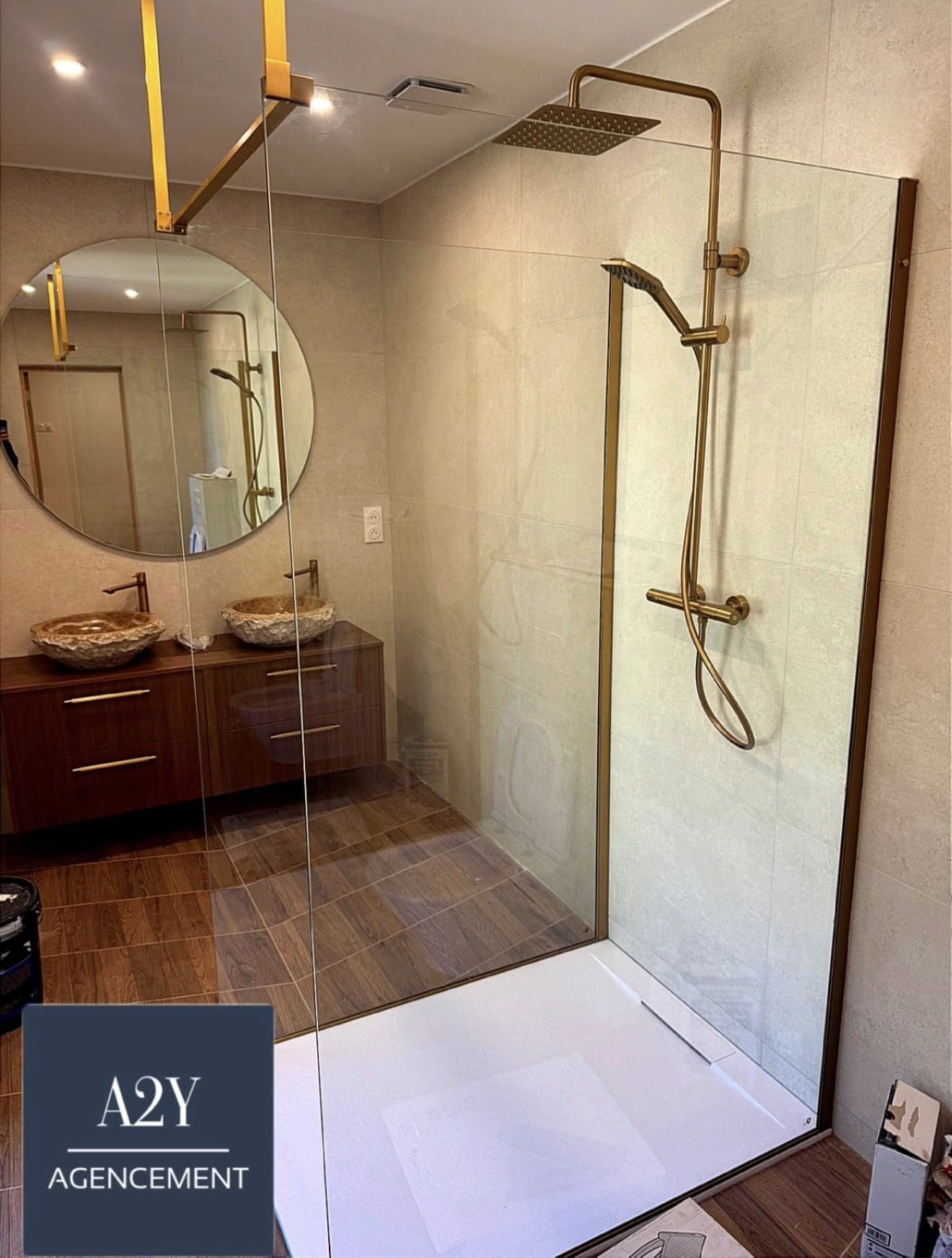 Douche italienne avec robinetterie dorée — rénovation salle de bain Loire 42