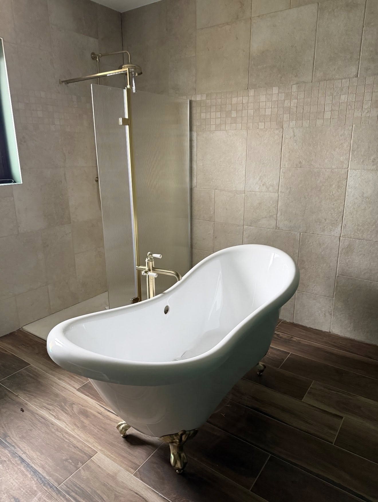 Salle de bain avec baignoire pattes de lion — A2Y Agencement