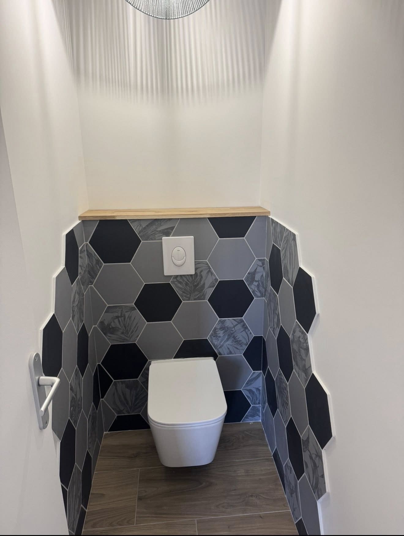 WC design avec carrelage hexagonal — travaux A2Y Agencement
