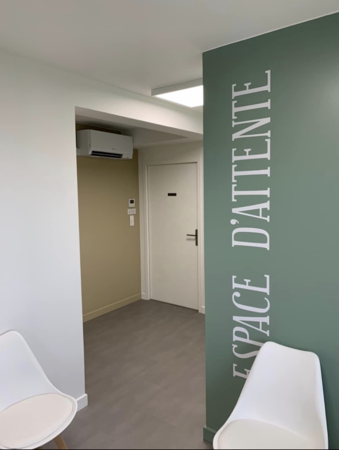 Espace d'attente cabinet professionnel — agencement bureaux Loire 42
