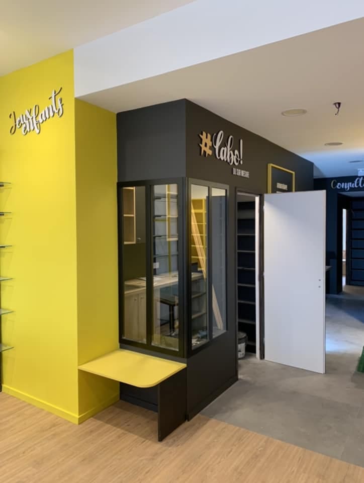 Agencement boutique commerce avec corner enfants — A2Y Agencement